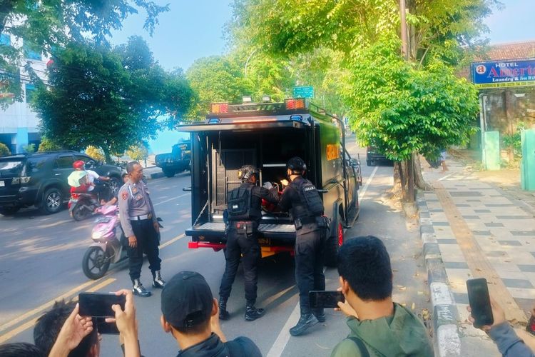 Tiga personil penjinak bom (Jibom) Gegana Sat Brimob Polda Jatim mengevakuasi temuan sebuah benda mirip granat diduga aktif di sebuah rumah kosong di Jalan Panglima Sudirman, Kelurahan Sendangharjo, Kecamatan Tuban, Kabupaten Tuban, Jawa Timur, Selasa (3/6/2025)