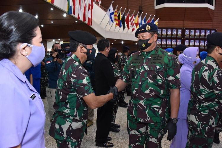 Kepala Staf Angkatan Laut (KSAL) Laksamana Yudo Margono menerima laporan Korps Kenaikan Pangkat 30 perwira tinggi (Pati) TNI AL di Mabesal, Cilangkap, Jakarta Timur, Kamis (24//2022).