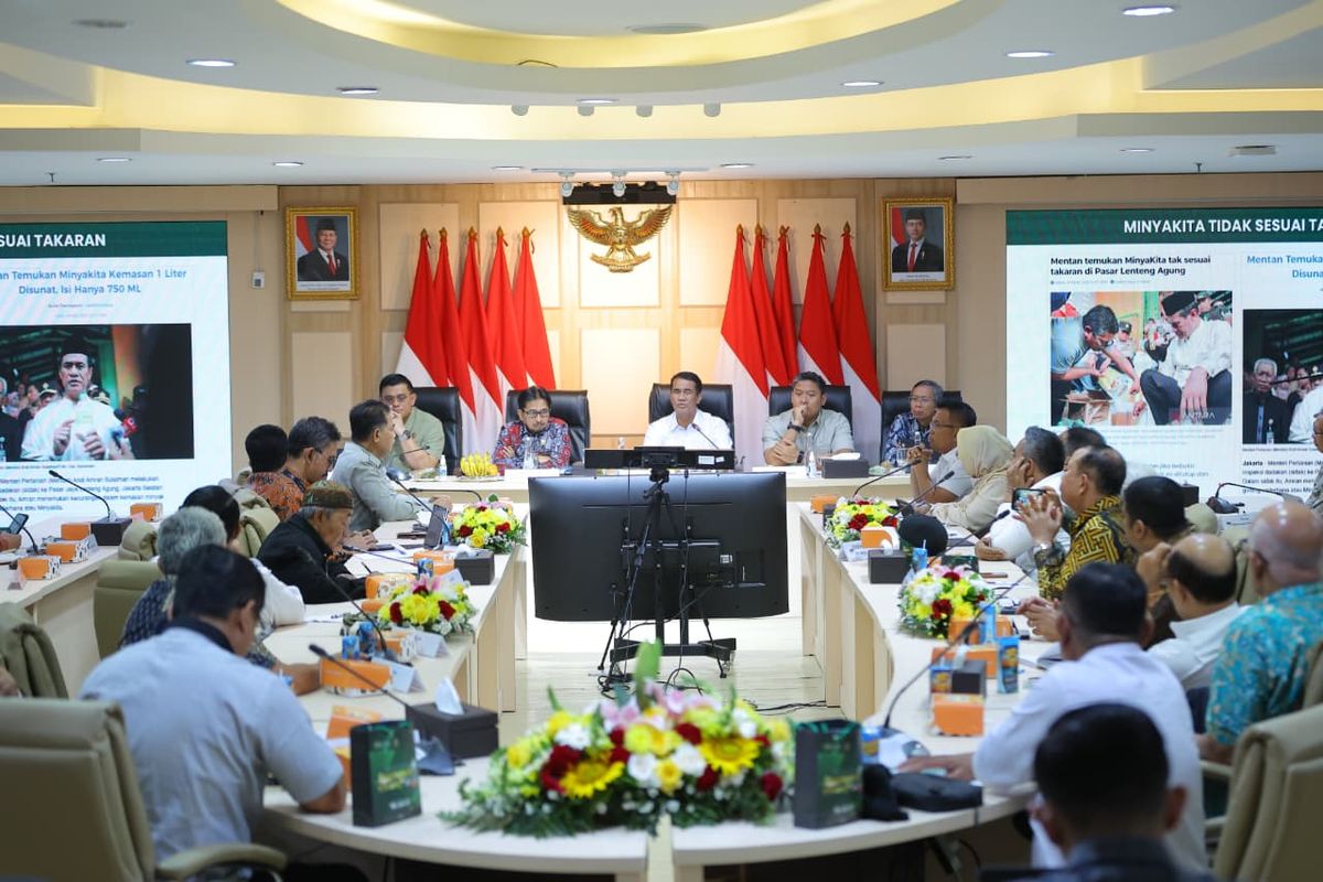 Mentan Amran saat Rapat Koordinasi Stabilisasi dan Pengendalian Pangan menjelang Hari Besar Keagamaan Nasional (HBKN) Nataru, Kamis (18/12/2025).