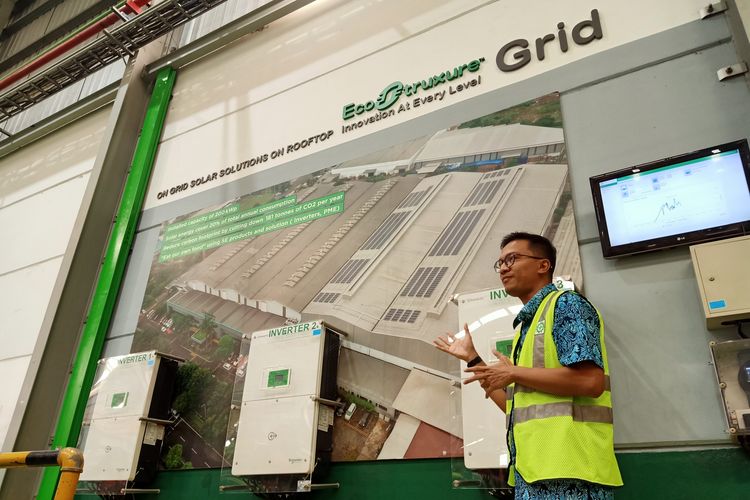 Salah satu karyawan Schneider Electric menjelaskan tentang seberapa besar daya yang dihasilkan oleh PLTS yang dipasang di pabrik pintar Schneider Electric di Cikarang.