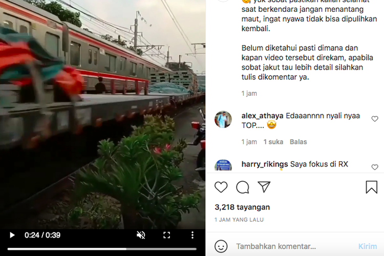 Tangkapan layar video masyarakat berada di antara dua kereta api yang melaju