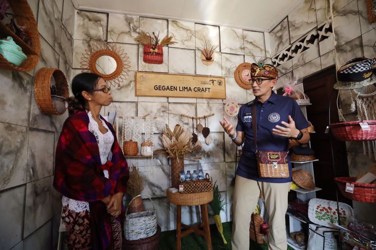 Menteri Pariwisata dan Ekonomi Kreatif Sandiaga Uno saat berkunjung ke Desa Sudaji, Buleleng, Bali, Jumat (19/8/2022).