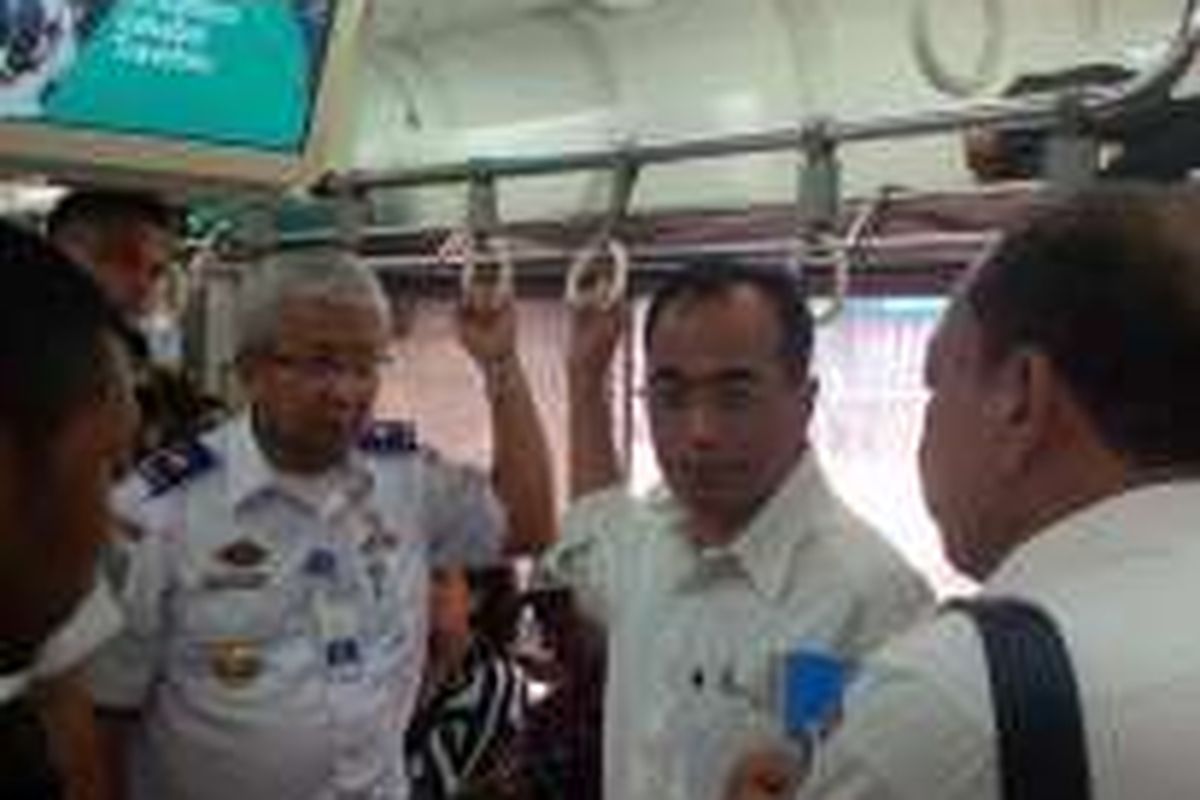 Menteri Perhubungan Budi Karya Sumadi Saat Menaiki Commuter Line, Jakarta (10/8/2016)