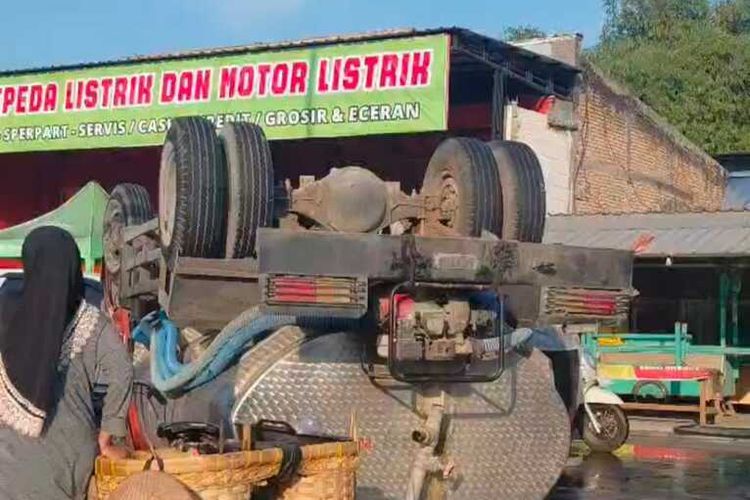 Hendak Padamkan Kebakaran, Truk Damkar Grobogan Terguling di Jalan Purwodadi-Blora