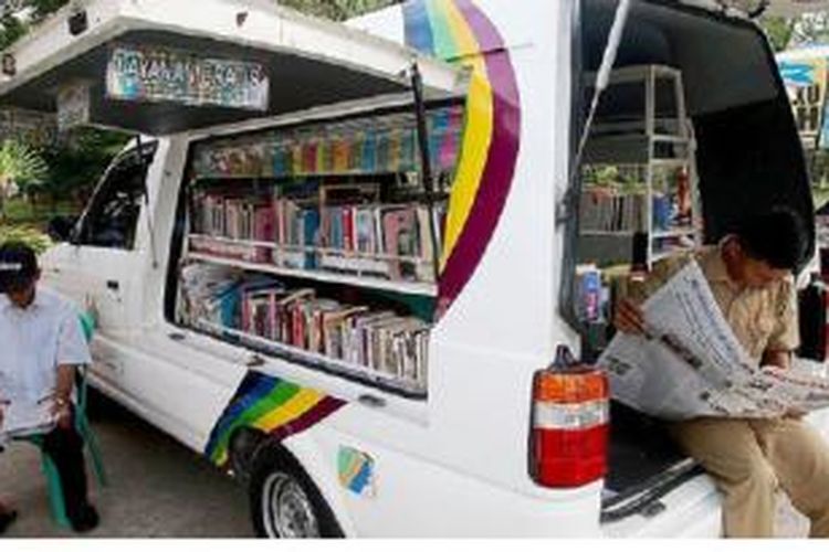 Warga memanfaatkan layanan gratis perpustakaan umum Kota Solok, Sumatera Barat, Selasa (28/4). Pendidikan menjadi perhatian serius Pemerintah Kota Solok, salah satunya dengan membebaskan biaya pendidikan bagi siswa dari tingkat sekolah dasar hingga sekolah menengah atas.