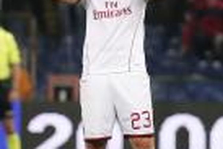 Gelandang AC Milan Adel Taarabt merayakan golnya ke gawang Genoa, pada laga Serie-A, di Luigi Ferraris, Senin (7/4/2014).
