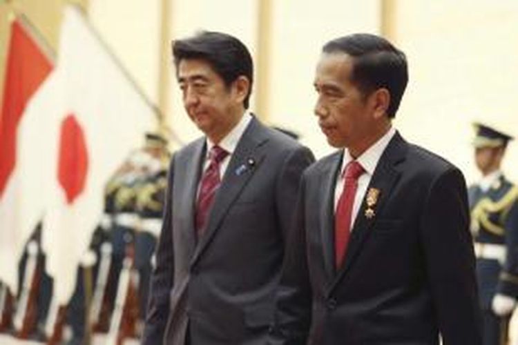 Presiden Joko Widodo (dua kiri) dan Perdana Menteri Jepang Shinzo Abe (kiri) memeriksa pasukan di acara pertemuan di kediaman resmi Shinzo Abe, di Tokyo, Senin (23/3/2015).