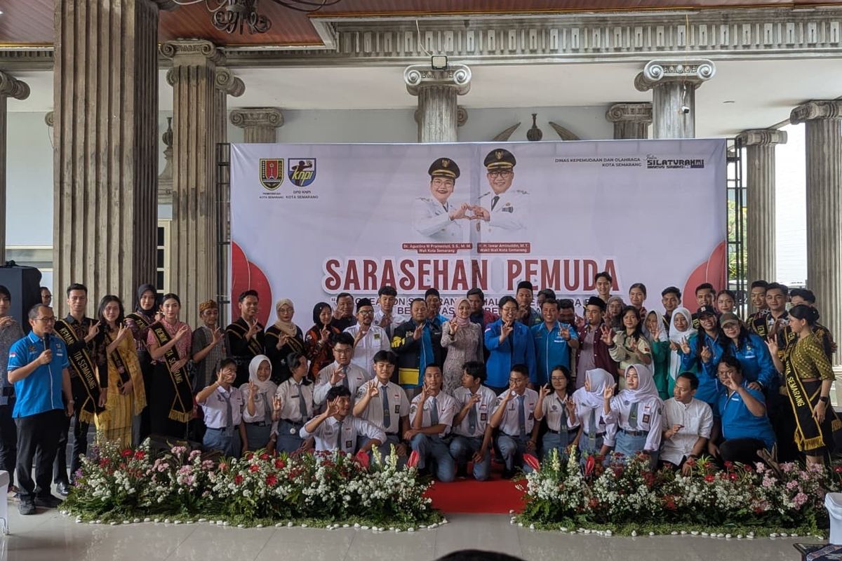 Pemuda dari berbagai organisasi kepemudaan dan komunitas yang merupakan peserta kegiatan Sarasehan Pemuda bertema ?Co-Creation Semarang: Challenge Pemuda? berfoto bersama  di Hall Balaikota Semarang, Selasa (28/10/2025).