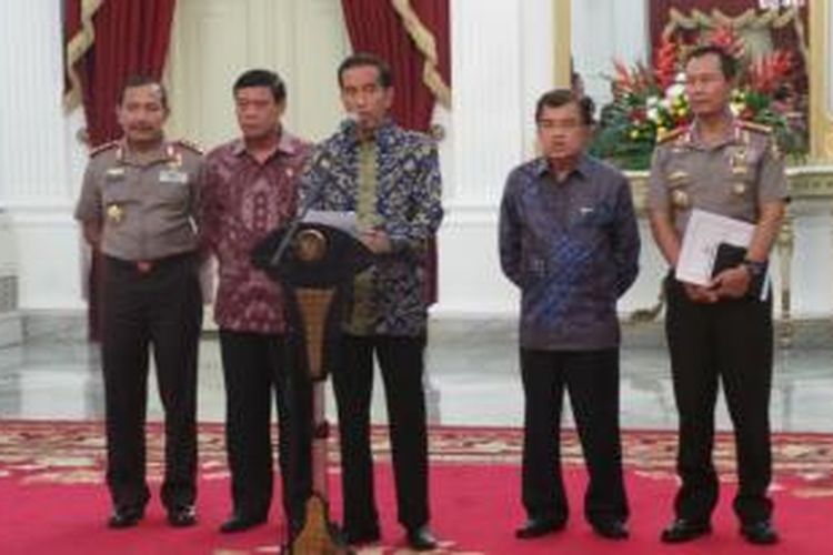 Presiden Joko Widodo mengumumkan menunda melantik Komisaris Jenderal Budi Gunawan sebagai Kapolri di Istana Merdeka, Jumat (16/1/2015) malam. Sebagai gantinya, Jokowi menunjuk  Wakapolri Komjen Badrodin Haiti untuk melaksanakan tugas sebagai Kapolri.
