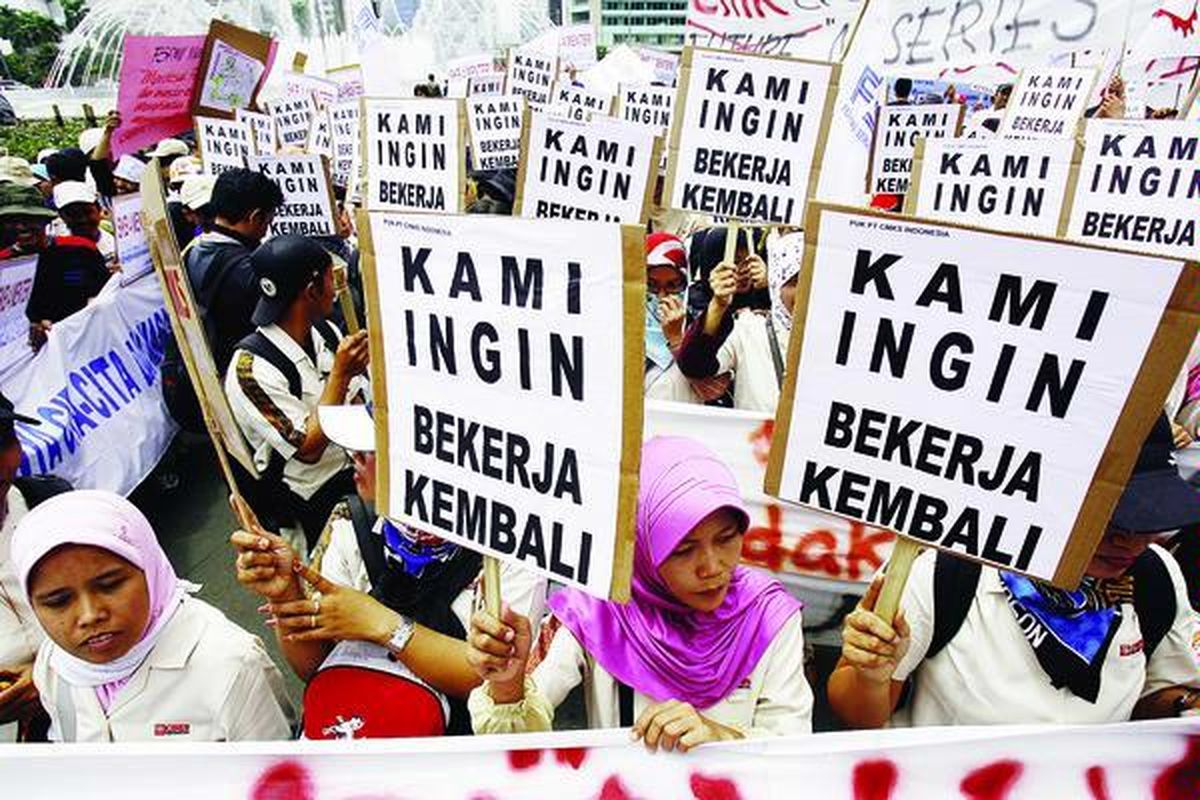 Sejumlah buruh yang tergabung dalam Federasi Serikat Pekerja Metal Indonesia (FSPMI) berunjuk rasa di kawasan Bundaran HI, Jakarta, Rabu (29/10). Mereka, di antaranya, menolak surat keputusan bersama (SKB) empat menteri yang dianggap memberangus kaum buruh dan bertentangan dengan UU No 13/2003.  