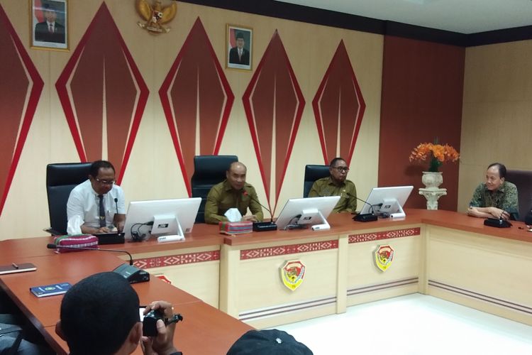 Gubernur NTT Viktor Bungtilu Laiskodat, saat memberikan keterangan pers kepada sejumlah wartawan di Ruang Rapat Gubernur, Senin (1/4/2019)