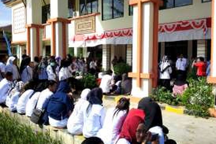Ratusan pegawai RSUD Kabupaten Nunukan mengelar demo di depan kantor RUSD Nunukan Rabu (21/12/2016). Mereka menuntut jasa pelayanan yang tidak dibayar pihak menagemen RSUD Nunukan sejak dari bulan Mare 2016.