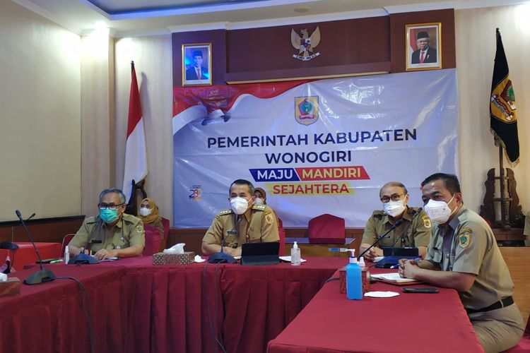 Bupati Wonogiri Joko Sutopo memimpin rapat koordinasi dengan zoom meeting bersama seluruh camat dan kepala desa terkait pembuatan tempat isolasi terpadu untuk merawat warga isoman, Senin (2/8/2021).