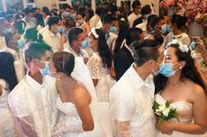 Menikah Massal di Tengah Virus Corona, Pasangan Ini Berciuman Pakai Masker