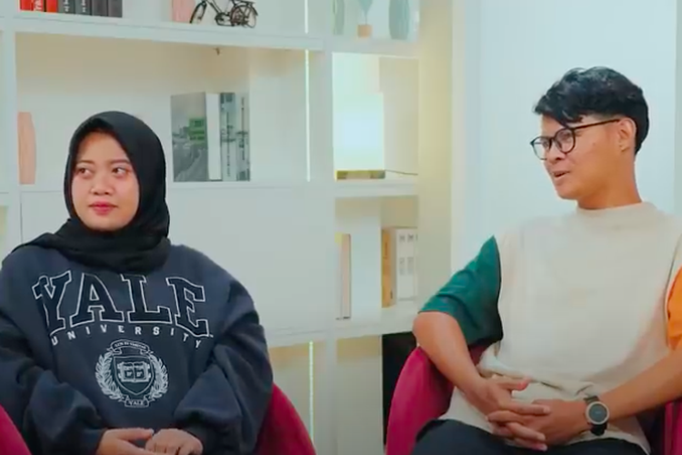 Komika Musdalifah Basri dan suaminya, Dian Nurdiana, saat berbincang dengan Raditya Dika