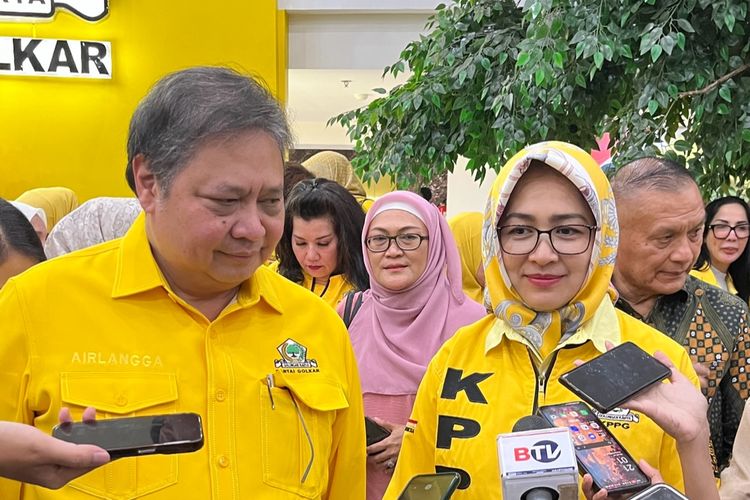 Ketua Umum (Ketum) Partai Golkar Airlangga Hartarto dan Ketum Kesatuan Perempuan Partai Golkar (KPPG), Airin Rachmi Diany saat ditemui usai acara syukuran puncak Hari Ulang Tahun (HUT) KPPG ke-22 yang digelar di Aula DPP Partai Golkar, Slipi, Jakarta Barat, Minggu (23/6/2024).