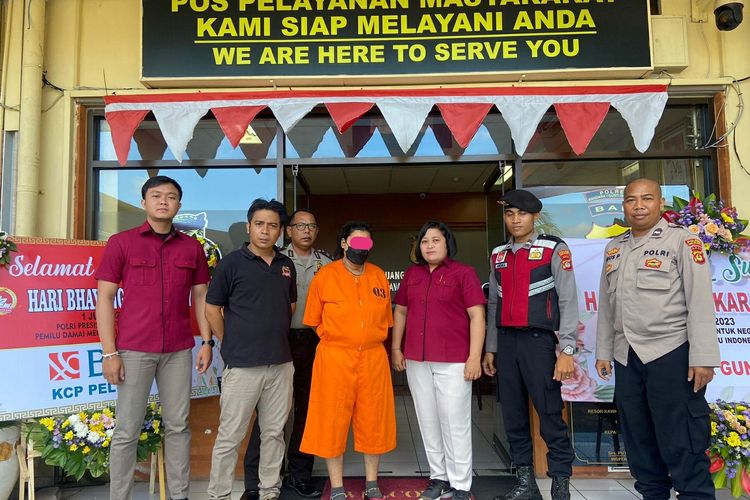 KSA (44), perempuan warga negara India saat mengenakan baju tahanan di Polres Kawasan Bandara Ngurah Rai. Dia ditetapkan sebagai tersangka kasus pencurian  tas laptop di sebuah toko di terminal keberangkatan Internasional Bandara Ngurah Rai, Badung, Bali, pada Rabu (28/6/2023). /Dok. Humas Polres Kawasan Bandara Ngurah Rai