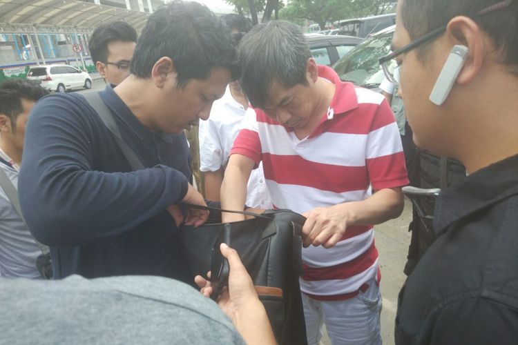 Polisi saat menggeledah pria yang kedapatan membawa air softgun saat proses rekonstruksi kasus penyelundupan sabu 1 ton di Bandara Soekarno Hatta, Kamis (3/8/2017).