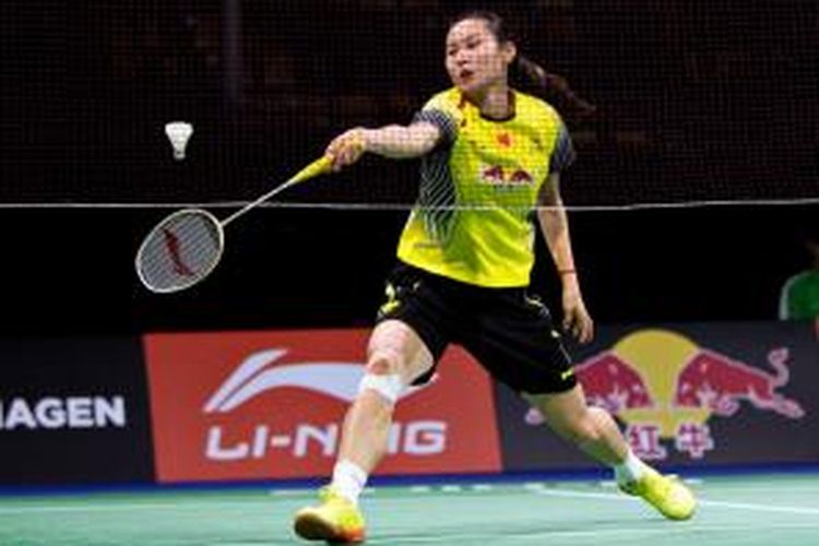 Pebulu tangkis Tiongkok, Wang Yihan, berusaha mengembalikan kok ke arah pemain Denmark, Anna Thea Madsen, pada babak kedua Kejuaraan Dunia di Ballerup Super Arena, Kopenhagen, Rabu (27/8/2014). Wang menang 21-13, 21-13.