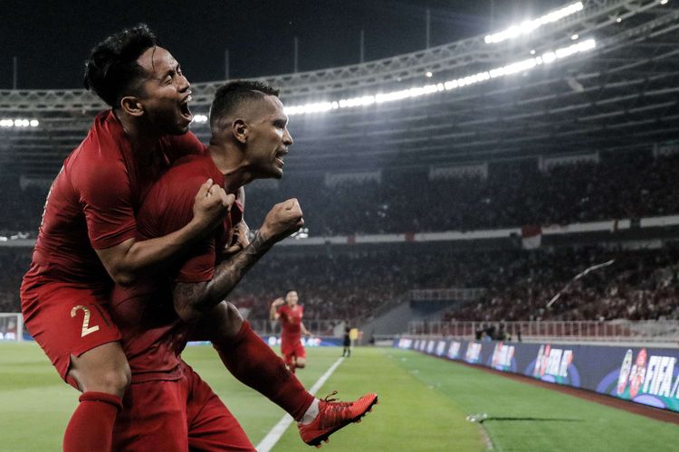 Pesepak bola timnas Indonesia, Alberto Goncalves melakukan selebrasi usai mencetak gol ke gawang timnas Malaysia saat pertandingan Kualifikasi Piala Dunia 2022 Grup G Zona Asia di Stadion Gelora Bung Karno, Senayan, Jakarta, Kamis (5/9/2019). Tim nasional Indonesia menelan kekalahan dari Malaysia dengan skor 2-3.