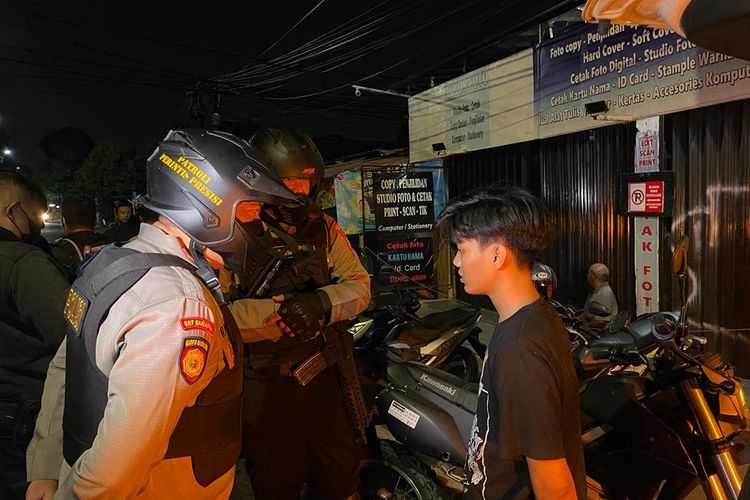 Polisi tangkap pemuda berinisial ABS (21) di kawasan Pasar Minggu, Jakarta Selatan, atas kepemilikan narkoba jenis tembakau sintesis, Minggu (10/9/2023)