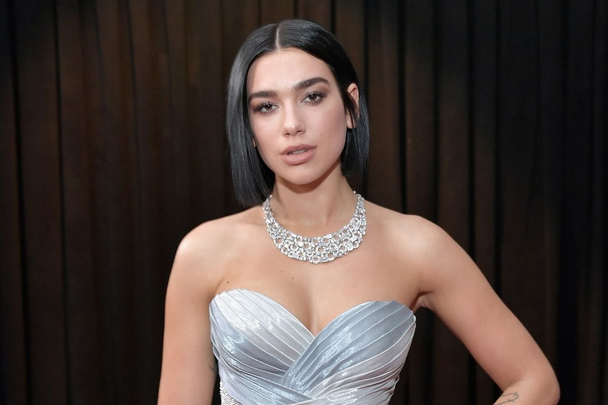 Penyanyi Dua Lipa menghadiri Grammy Awards yang digelar Staples Center, Los Angeles, California, Minggu (10/2/2019). 