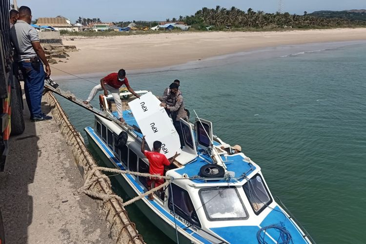 Sejumlah logistik Pilkada Sabun Raijua, mulai didistribusikan melalui jalur laut