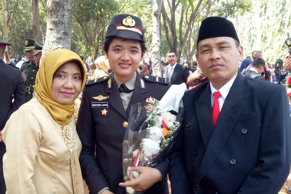 Anesthesia Aryan Putri (22) bersama kedua orangtuanya, Aan Hariyanto (43) dan Ariyanti (45).
