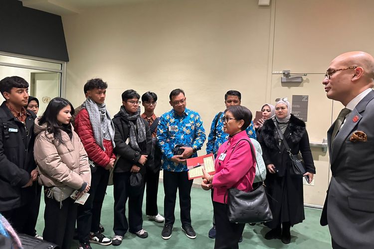 Siswa SMA Labschool Jakarta bertemu dengan Menlu Retno Marsudi saat mengikuti simulasi sidang tahunan PBB di Boston, Amerika Serikat, pada 25-28 Januari 2024.
