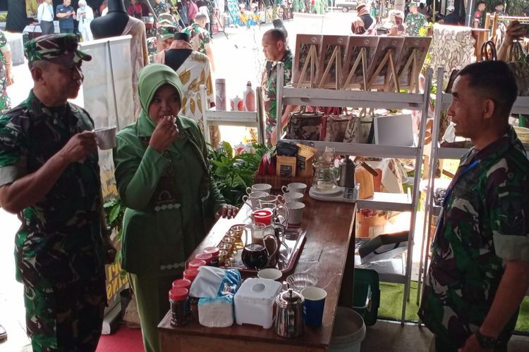 Komandan Kodiklatad, Letjen TNI Arif Rahman (kanan) mendatangi salah satu stan kopi dari usaha milik Babinsa Desa Taji, Kecamatan Jabung, Kabupaten Malang yakni Serka Heri Purnomo (kiri) dalam kegiatan Bazaar dan Pasar Murah di area rusun Poltekad Kodiklatad, Kota Batu, Jawa Timur pada Senin (20/3/2023). 