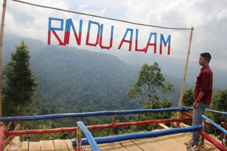 Warga melihat pemandangan hutan di destinasi wisata Rindu Alam, kawasan Gunung Salak, Aceh Utara.