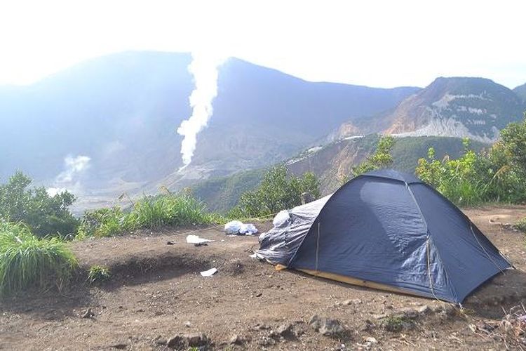 Pendaki berkemah di pinggir igir-igir Pos Pendakian Gunung Papandayan, Garut, Jawa Barat, Minggu (21/2/2016). Dari tempat berkemah, pendaki bisa melihat pemandangan matahari terbit, kawah-kawah Gunung Papandayan serta Hutan Mati dari kejauhan.