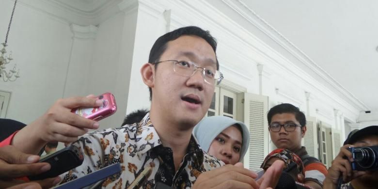 Staf pribadi Gubernur DKI Jakarta Basuki Tjahaja Purnama yang dicegah ke luar negeri, Sunny Tanuwidjaja, di Balai Kota DKI Jakarta, Jalan Medan Merdeka Selatan, Senin (11/4/2016). 