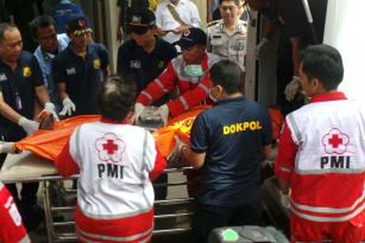 Salah satu jenazah dari ledakan di Sarinah, Jakarta mengenakan sepatu cokelat