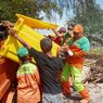 Petugas Angkut 21 Meter Kubik Sampah di Pesisir Pulau Kelapa 