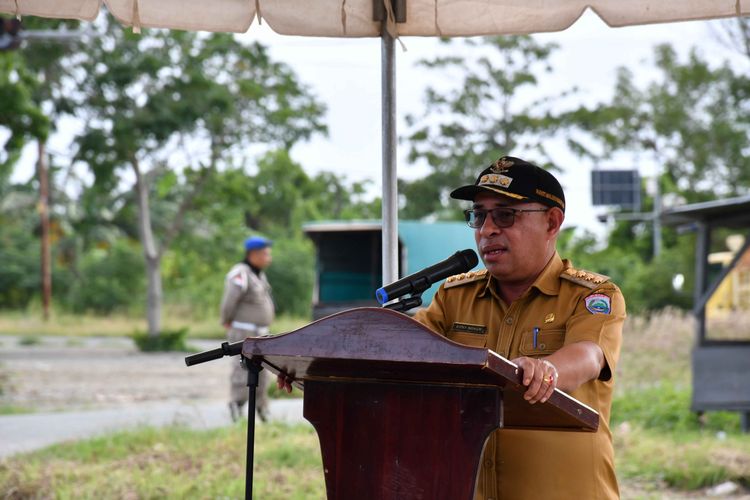 Bupati Maluku Barat Daya (MBD) Benyamin Thomas Noach saat menghadiri dan menyaksikan pembongkaran bangunan Pasar Lama Tiakur sebagai lahan untuk pembangunan Pasar Ikan Higienis.

