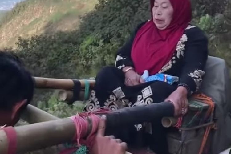 Video Mbok Yem turun Gunung Lawu ditandu viral di media sosial. Mbok Yem turun gunung untuk merayakan lebaran bersama keluarganya di Desa Gonggang Kabupaten Magetan.