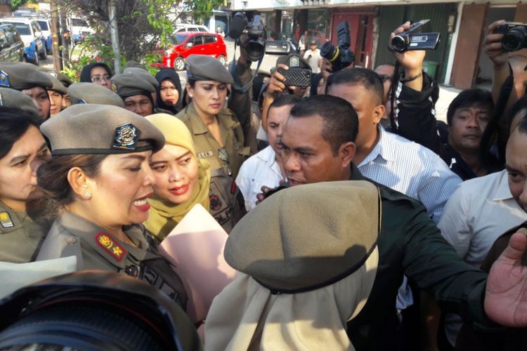 Petugas Satpol PP DKI Jakarta diadang oleh sekuriti dan karyawan Alexis saat penutupan tempat hiburan itu, Kamis (29/3/2018).