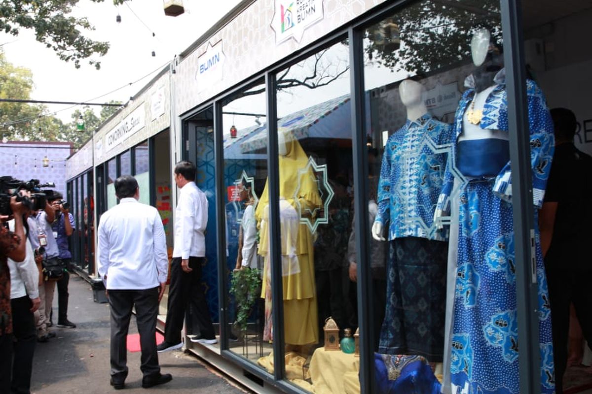 Stand batik Betawi Elemwe di acara peresmian Halal Park di area Stadion Utama Gelora Bung Karno Jakarta.