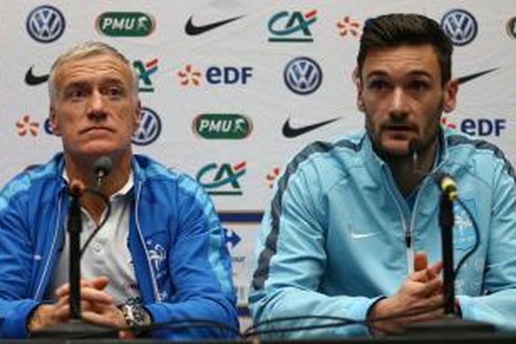 Pelatih tim nasional Prancis, Didier Deschamps (kiri), dan Hugo Lloris menjalani konferensi pers untuk pertandingan melawan Inggris di Stadion Wembley, Selasa (17/11/2015).