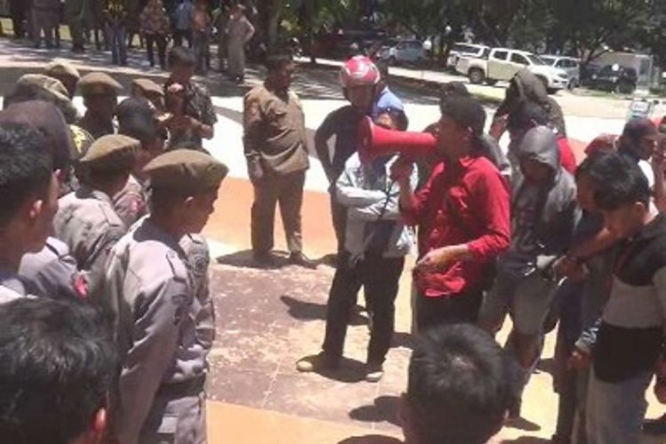 Puluhan mahasiswa yang memprotes peredaran pupuk subsidi yang diduga palsu menghamburkan puluhan karung pupuk jenis NPKL di halaman kantor Gubernur Sulbar.