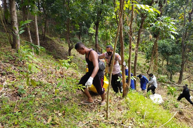 Proses evakuasi jasad tukang ojek di Desa Girimukti, Kecamatan Ciemas, Sukabumi, Jawa Barat, Rabu (3/8/2022).