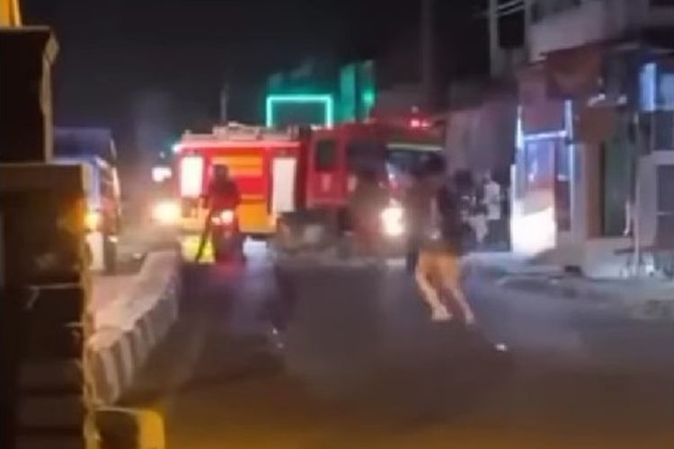 Mobil pemadam kebakaran tertabrak kereta api di perlintasan sebidang Desa dan Kecamatan Haurgeulis, Kabupaten Indramayu, Jawa Barat, Selasa (2/7/2024)