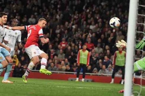 Dua Gol Podolski Bawa Arsenal ke Zona Liga Champions