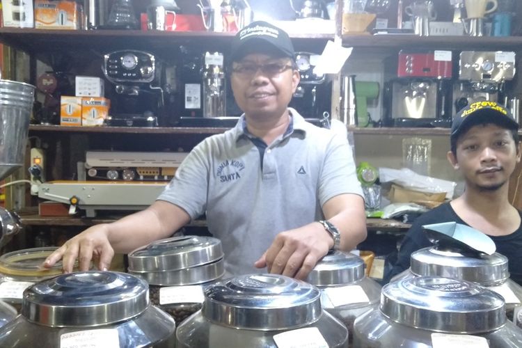 Suradi selaku pemilik kedai Dunia Kopi di Pasar Santa, Jakarta Selatan, Senin (16/12/2019)