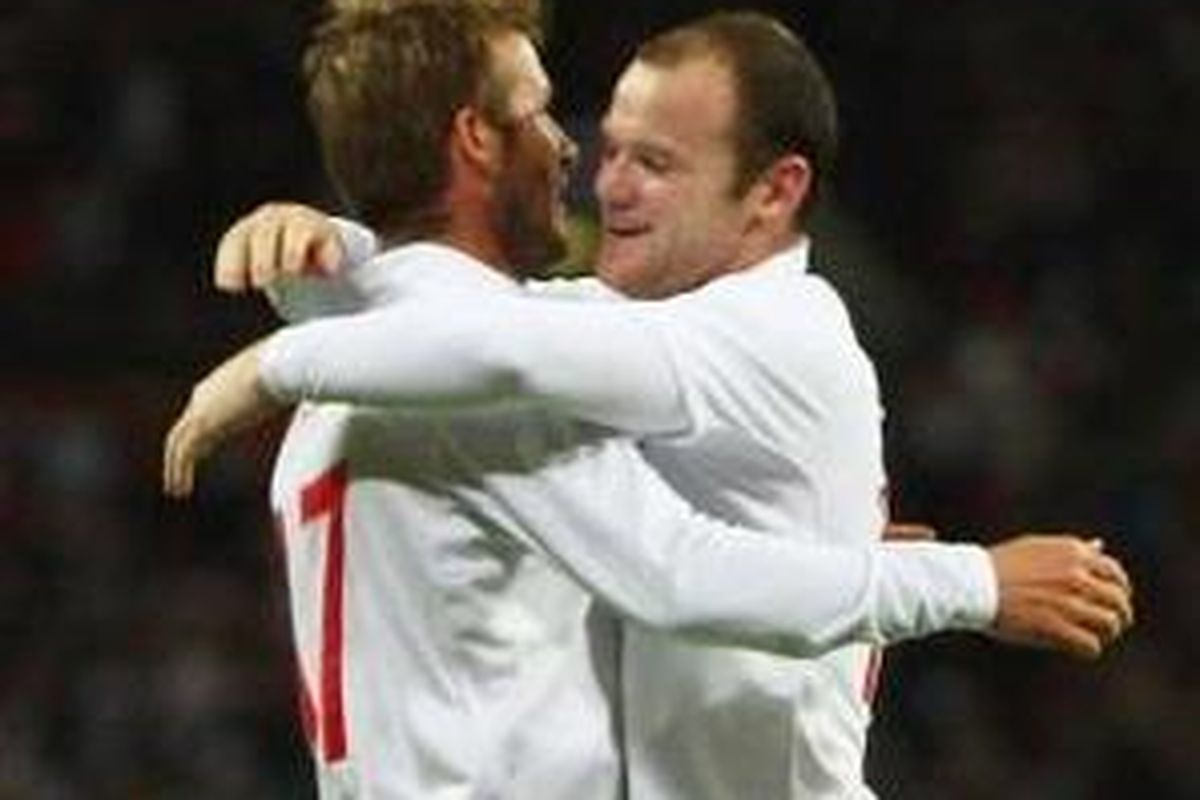 Striker Inggris Wayne Rooney merayakan gol pertamanya bersama David Beckham dalam duel persahabatan lawan Slovakia, Sabtu (28/3). Inggris akhirnya menang 4-0.