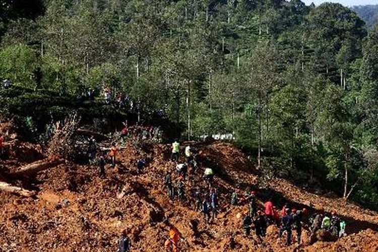 Pencarian korban yang tertimbun longsor terus dilakukan di perkebunan teh Dewata, Desa Tenjolaya, Kecamatan Pasir Jambu, Kabupaten Bandung, Jawa Barat, Jumat (26/2/2020). 
