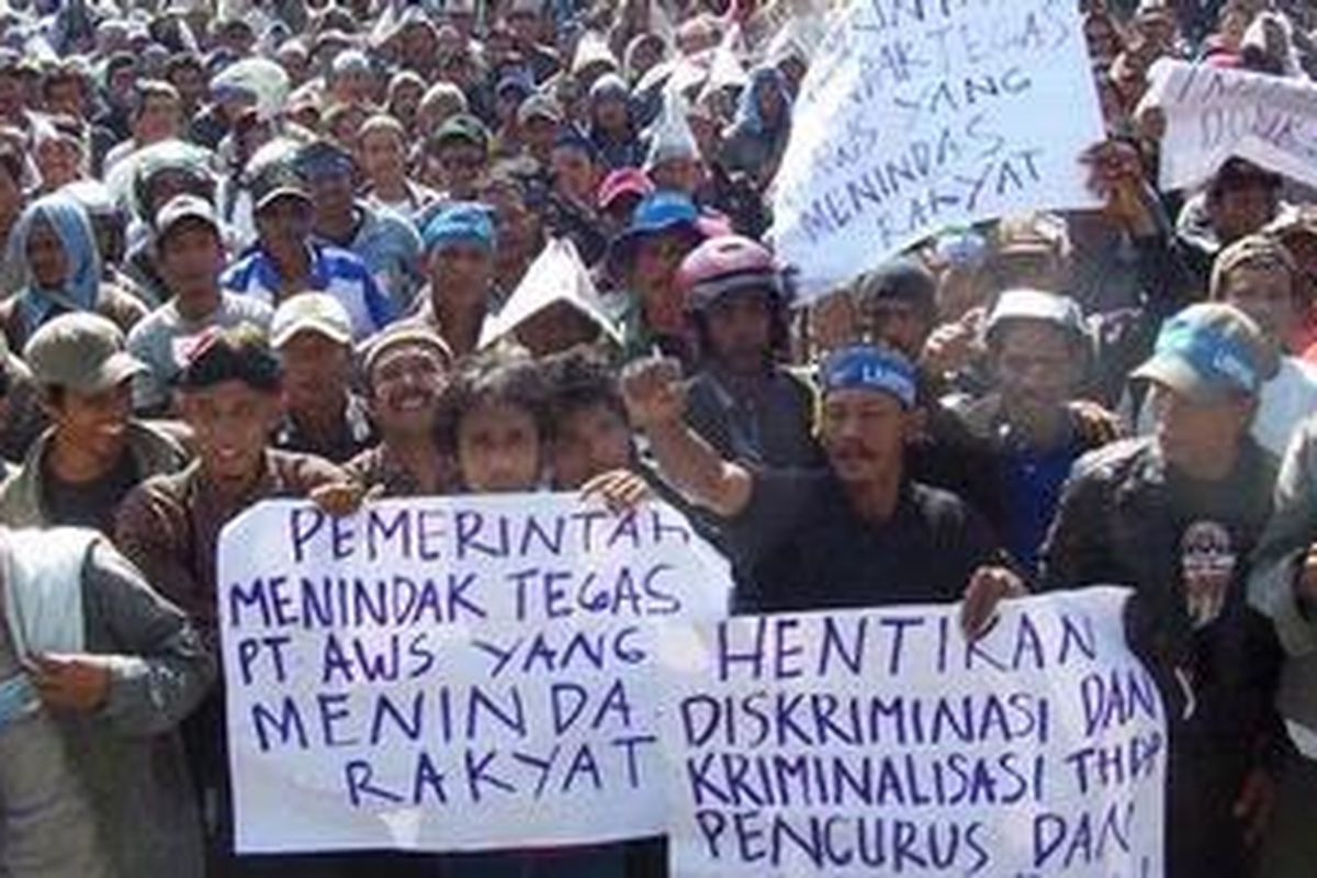 Ribuan petambak plasma PT Aruna Wijaya Sakti (AWS) berunjuk rasa menuntut percepatan revitalisasi tambak, Rabu (29/9/2010) di Depan Gedung DPRD Lampung. Mereka juga meminta polisi tidak mengkriminalisasi pengurus Perhimpunan Petani Petambak Udang Windi (P3UW).