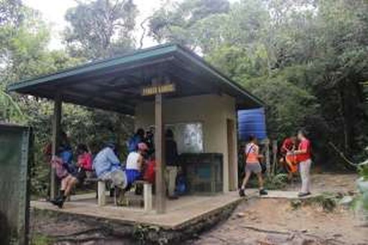 Pendaki asal Indonesia berada di Pondok Kandis, Gunung Kinabalu, Sabah, Malaysia, Senin (21/11/2016). Sepanjang jalur pendakian Gunung Kinabalu terdapat pos-pos pendakian yang lengkap dengan air minum, toilet, informasi kawasan, tempat duduk, tempat sampah, dan tandu. Pendaki bisa mengisi ulang air minum yang berasal dari gunung. 