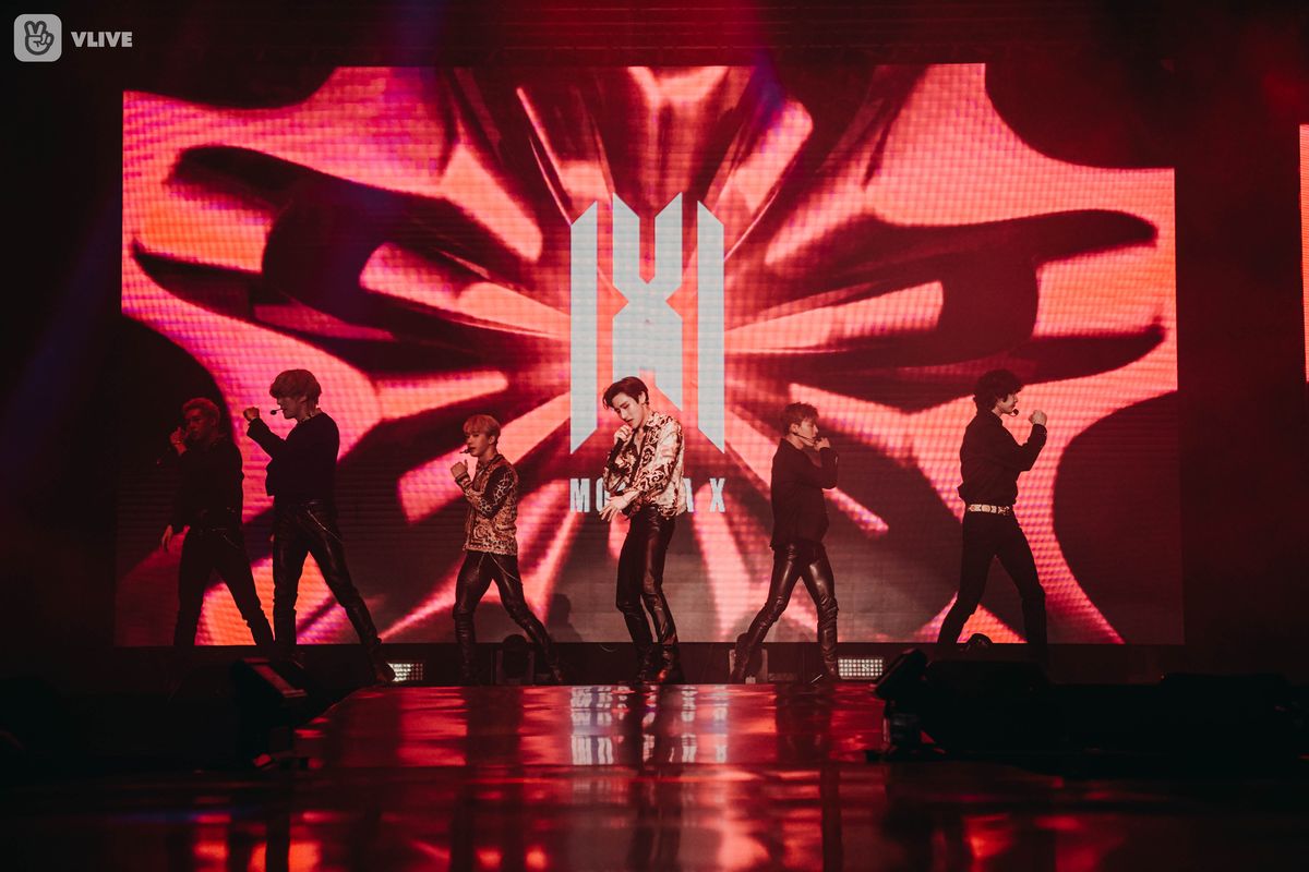 MONSTA X tampil dalam konser V Heartbeat di Tennis Indoor Senayan, Jakarta Pusat, Sabtu (31/8/2019).